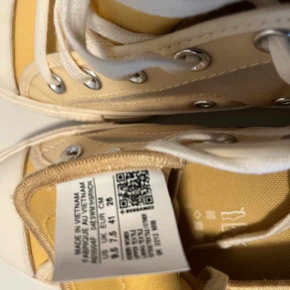 Lavender or light yellow converse shoes. Mesh material - Picture 5 of 6